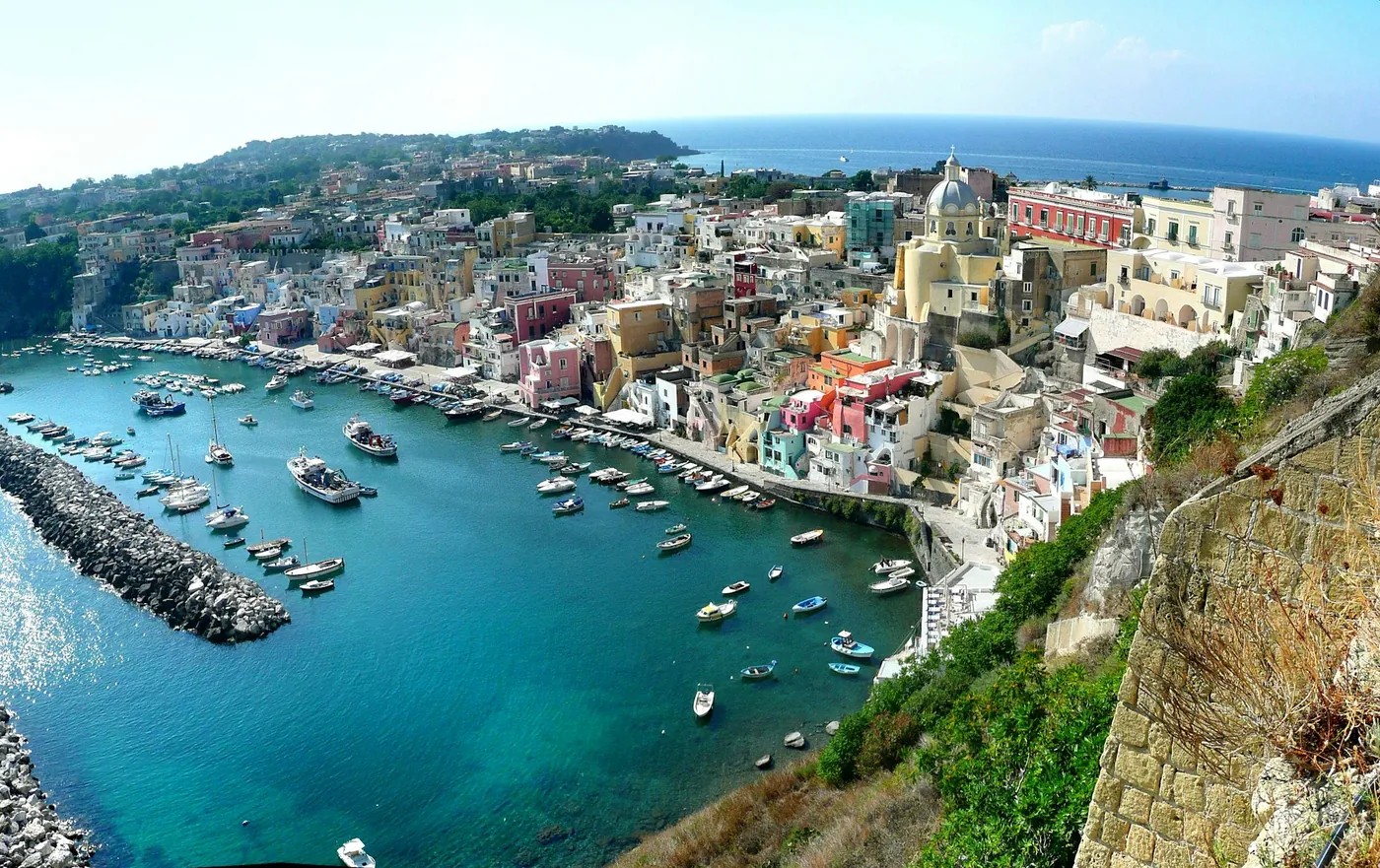 A bordo lungo la costa campana: il modo più scenografico di avvicinare l'isola. (Immagine della flotta Barca Privata, non scattata a Procida.)