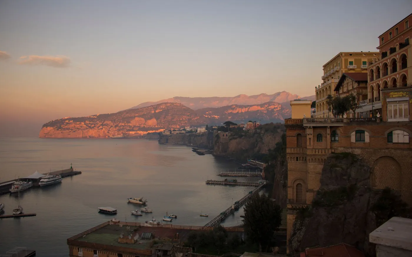 La costa di Sorrento, con i caratteristici costoni di tufo a picco sul Golfo di Napoli.