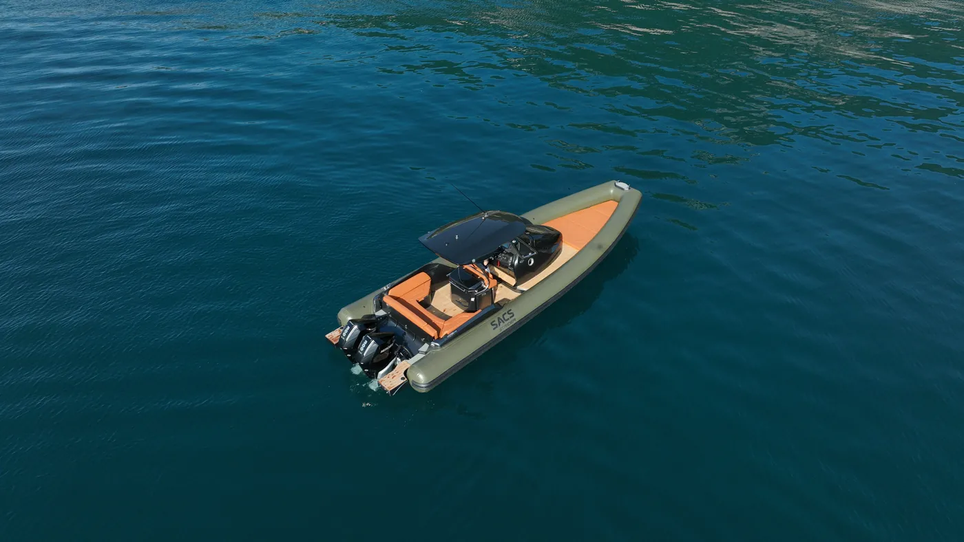 Dal mare si scoprono calette e prospettive che da terra non esistono. (Immagine della barca Barca Privata lungo la costa campana, non scattata a Procida.)