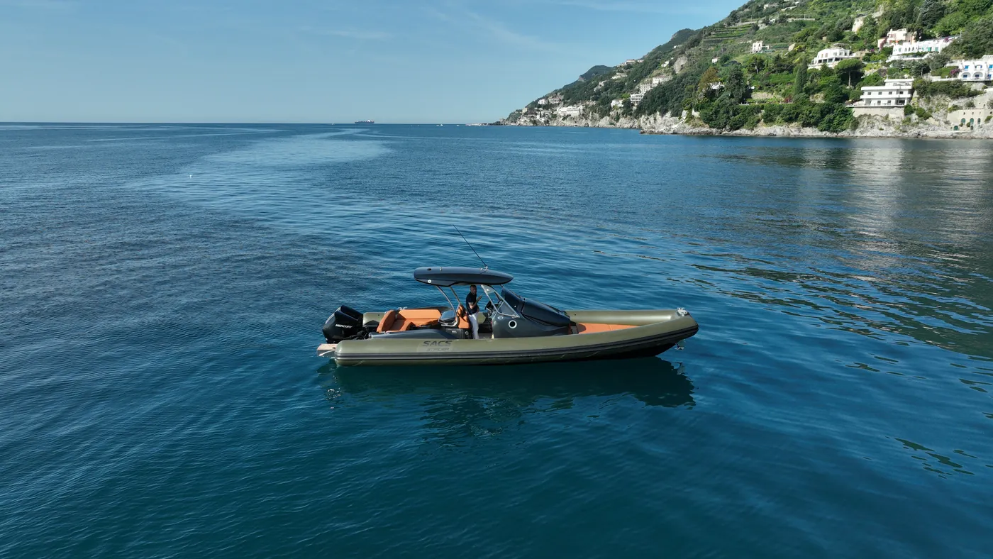 I Faraglioni di Capri: la visita alla Grotta Azzurra si combina naturalmente con un giro dell'isola via mare in barca privata.
