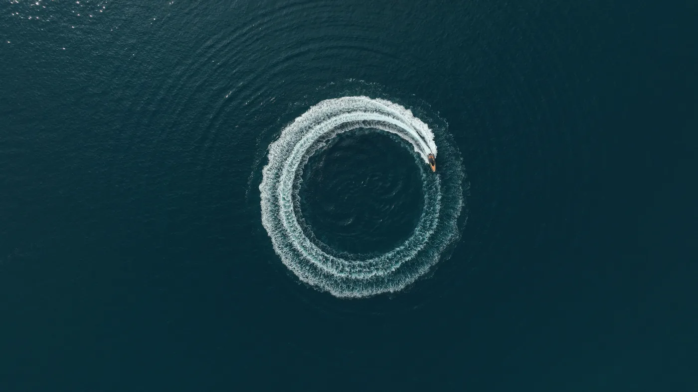 La scia circolare disegnata dal gommone in mare aperto