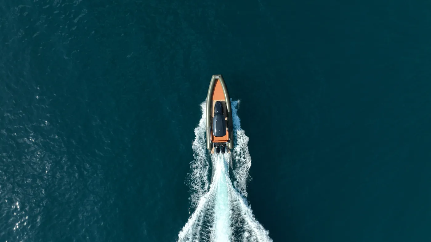 Il gommone in navigazione frontale a tutta velocità