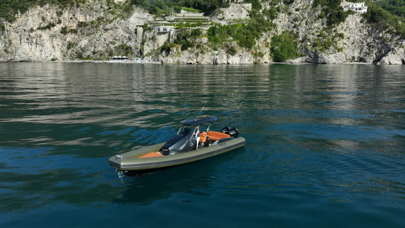 Il gommone sotto le scogliere a picco sul mare