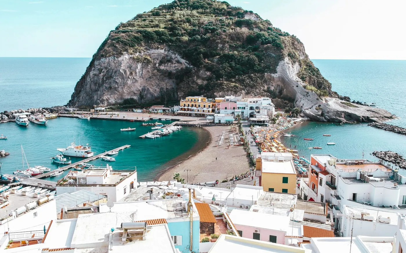 Ischia vista dal mare: è l'isola più grande del Golfo di Napoli.